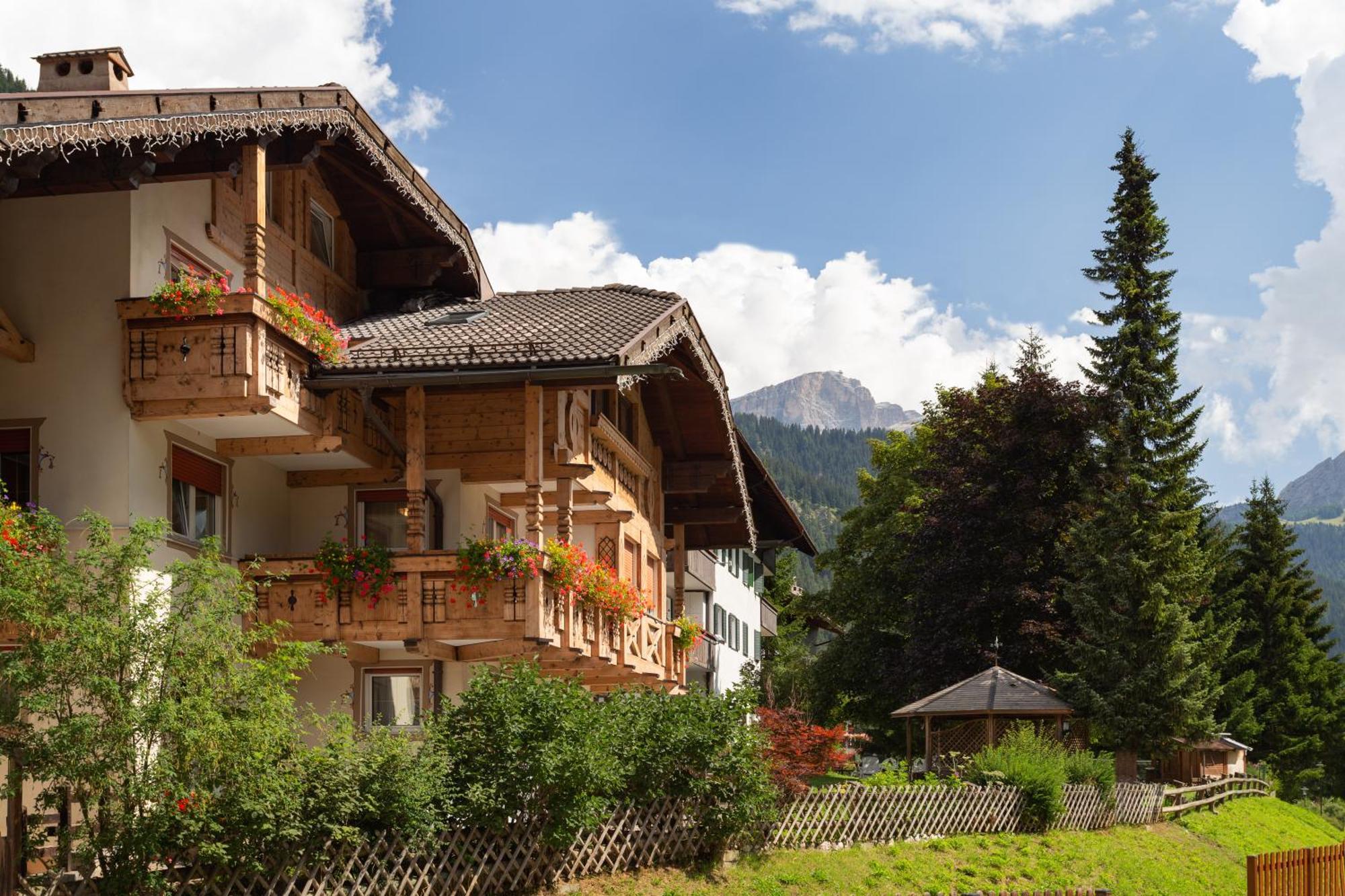 Appartamenti Ladina Campitello di Fassa Eksteriør billede