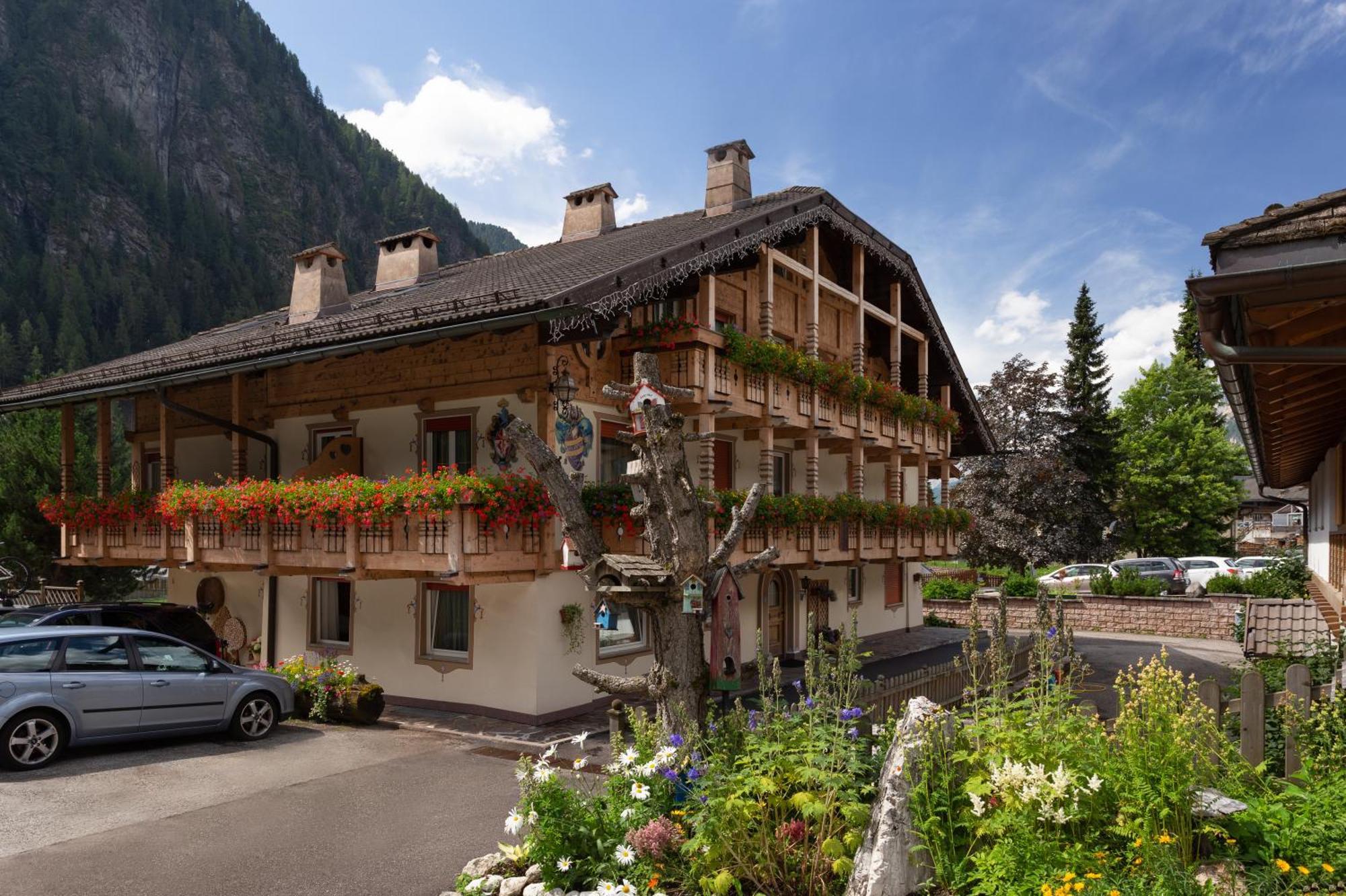 Appartamenti Ladina Campitello di Fassa Eksteriør billede